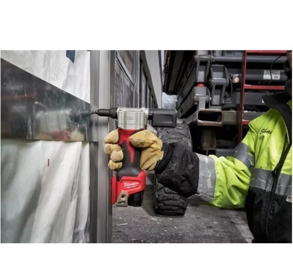 Заклепочник Milwaukee M12 BPRT-201X цена 47 140 ₽ за шт Заклепочник Milwaukee M12 BPRT-201X стоимость 47 140 ₽