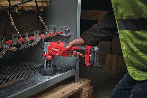 Гидравлический пробойник Milwaukee M18HKP-201C FUEL детальные картинки Детальное изображение : гидравлический пробойник milwaukee m18hkp-201c fuel