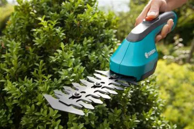 Gardena Ножницы для кустарников аккумуляторные AccuCut (дисплей): 09851-30.000.00 по цене 6 538 ₽ Gardena Ножницы для кустарников аккумуляторные AccuCut (дисплей): Кусторезы Товар УТ000023565 0