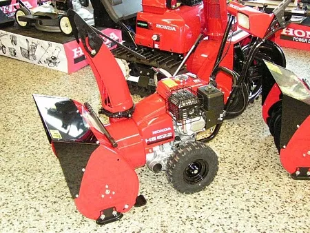 Бензиновый снегоуборщик Honda HSS 655 EW; цена 179&nbsp;408 &#8381;