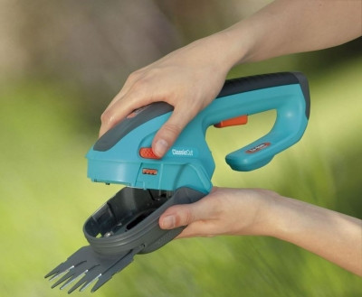 Gardena Ножницы для газонов аккумуляторные ClassicCut в комплекте с телескопической рукояткой; цена 10&nbsp;477 &#8381;