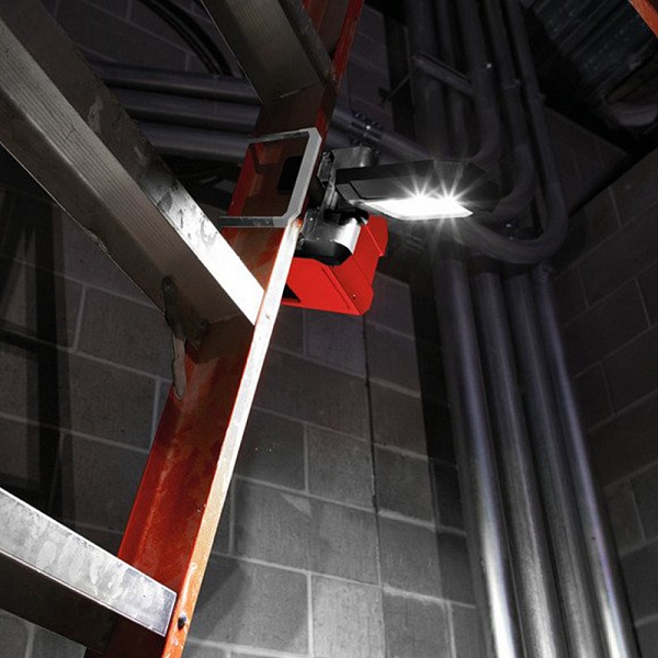 Детальное изображение : фонарь milwaukee m18 pal-0
