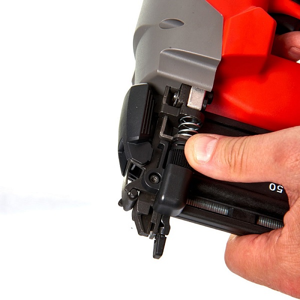 Детальное изображение : гвоздезабивной пистолет milwaukee m18 cn18gs-0