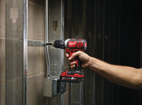 Детальное изображение : дрель шуруповерт milwaukee m18 bdd-402 c
