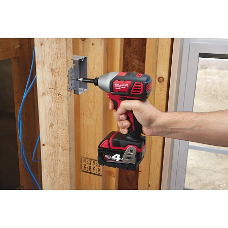 Акции и распродажа milwaukee m18 bid-402 c винтоверт
