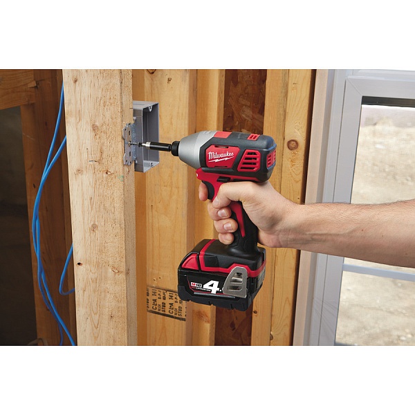 Детальное изображение : milwaukee m18 bid-402 c винтоверт